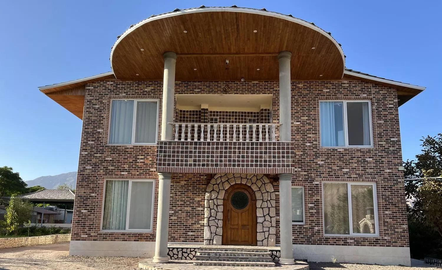 اجاره باغ واقع در کوه‌پایه برای مراسمات