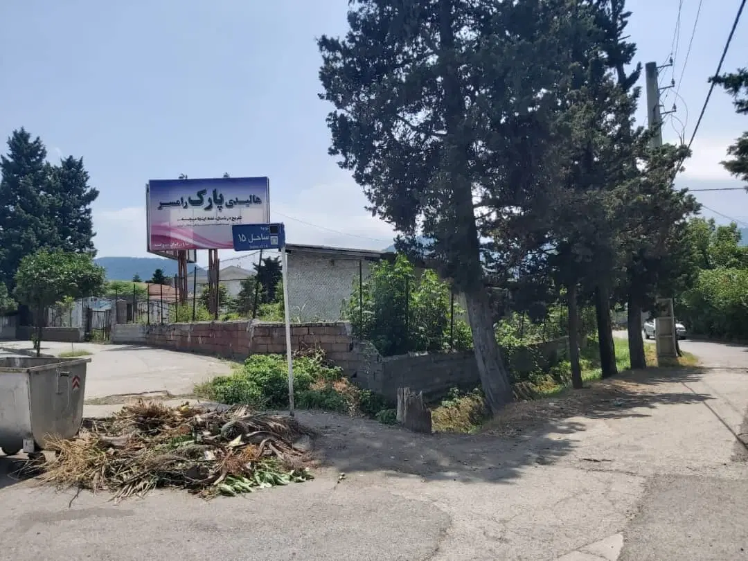 زمین در چهارصد دستگاه با دید به جنگل و دریا