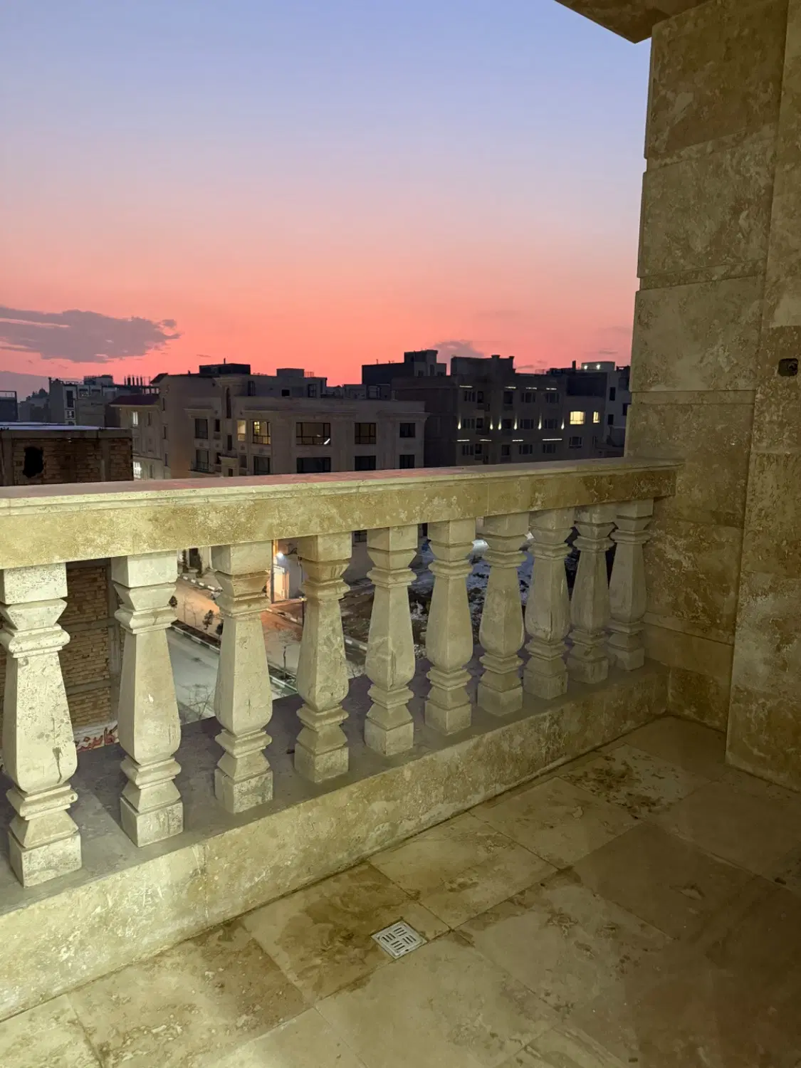 ۱۴۰ متر سه خوابه هوافضا نبش گلستان یکم