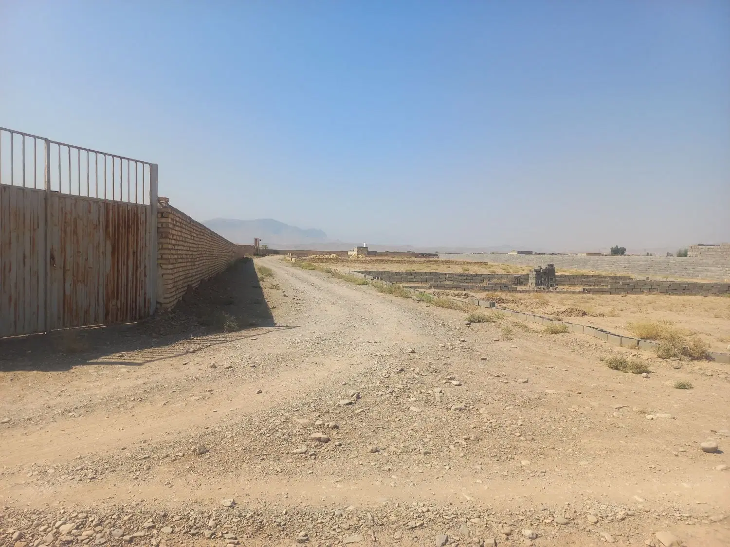 زمین ۱۲۹ متری  بین جاده  اب  گل خونه