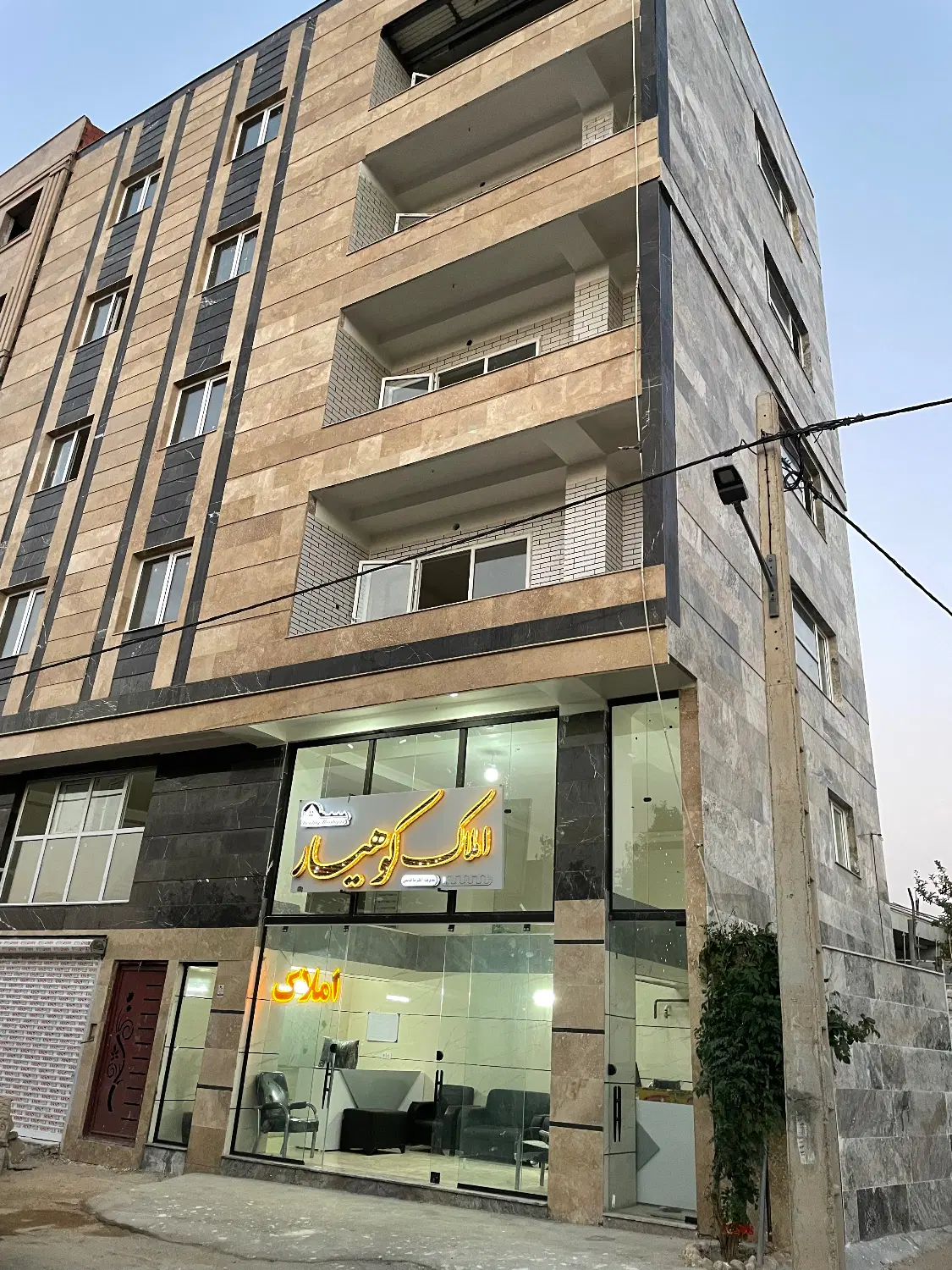 ۲۷مترتجاری ۷۸متر نیم طبقه دونبش روبروپارک (معاوضه)