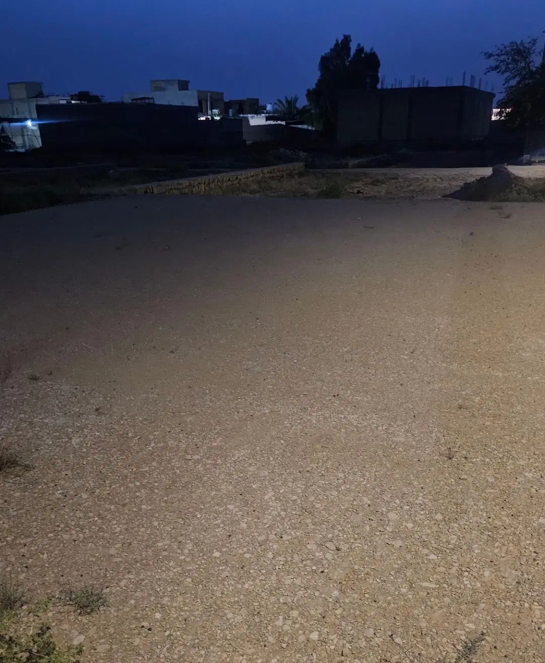 زمین پشت بند دره