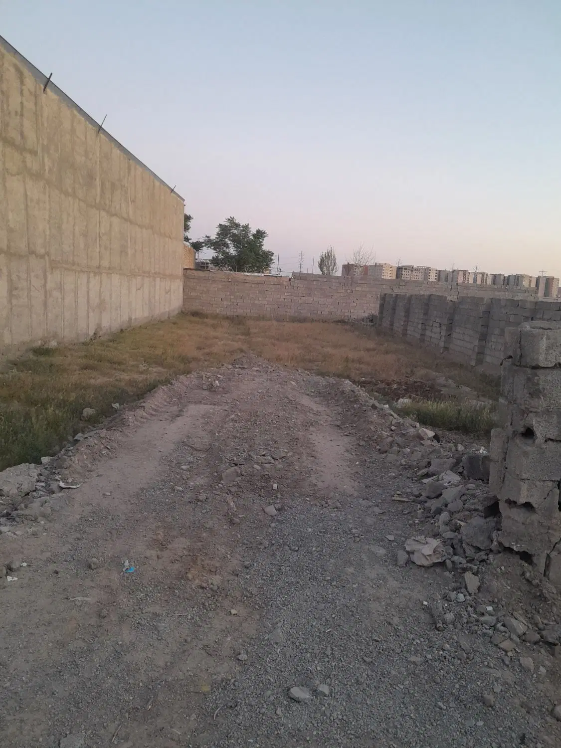 زمین در قطعه های۳۰۰متری و...