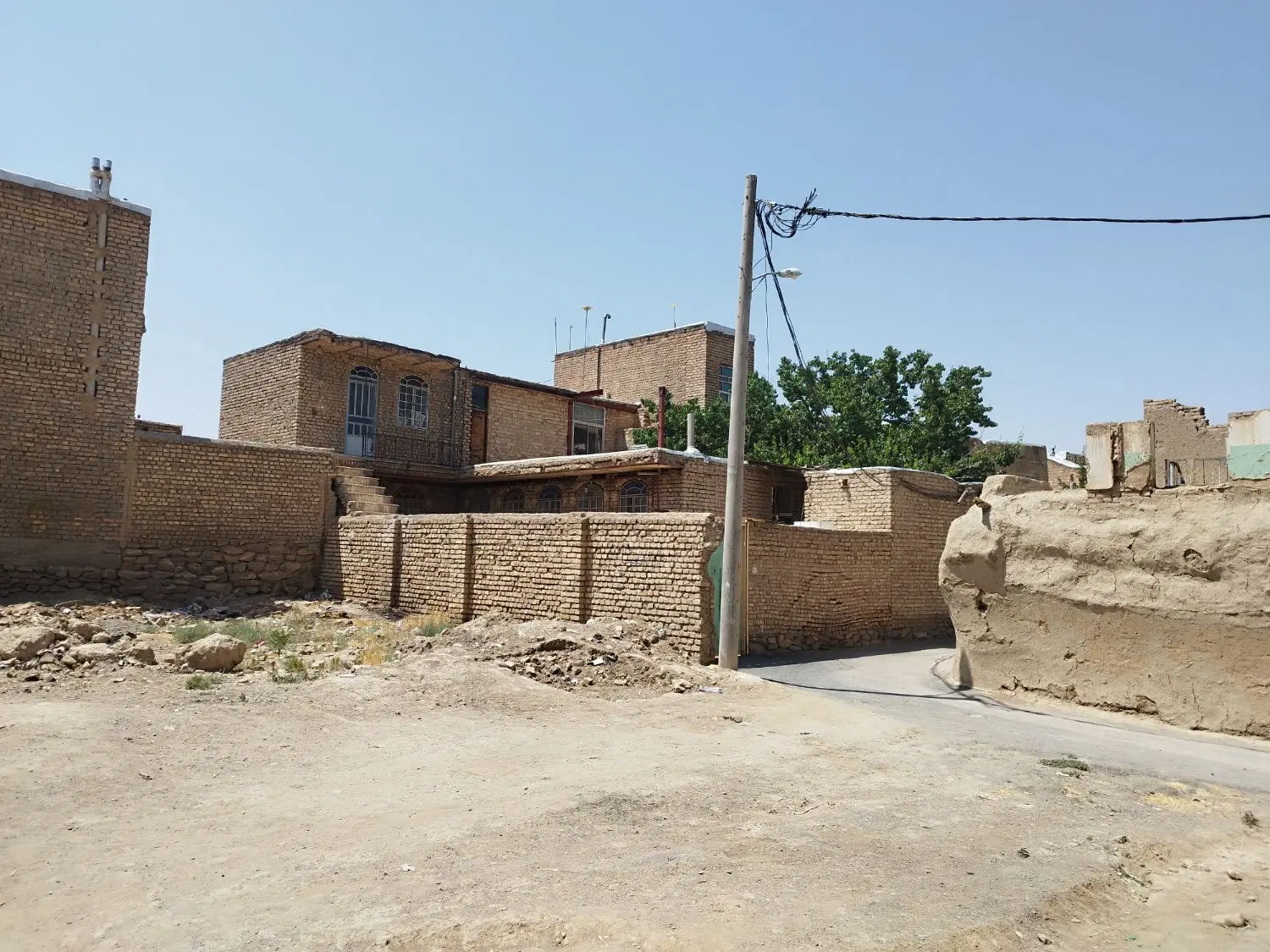 خانه مسکونی حیاط دار به مساحت 204متر مربع