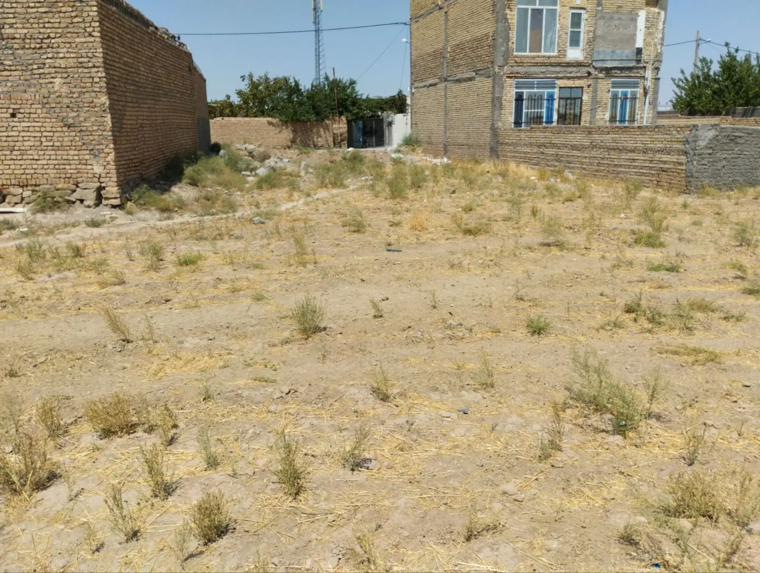 زمین دور دیوار