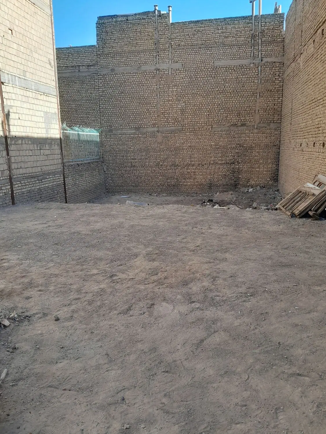 زمین مسکونی درب ساخت، ۲۰۰متری