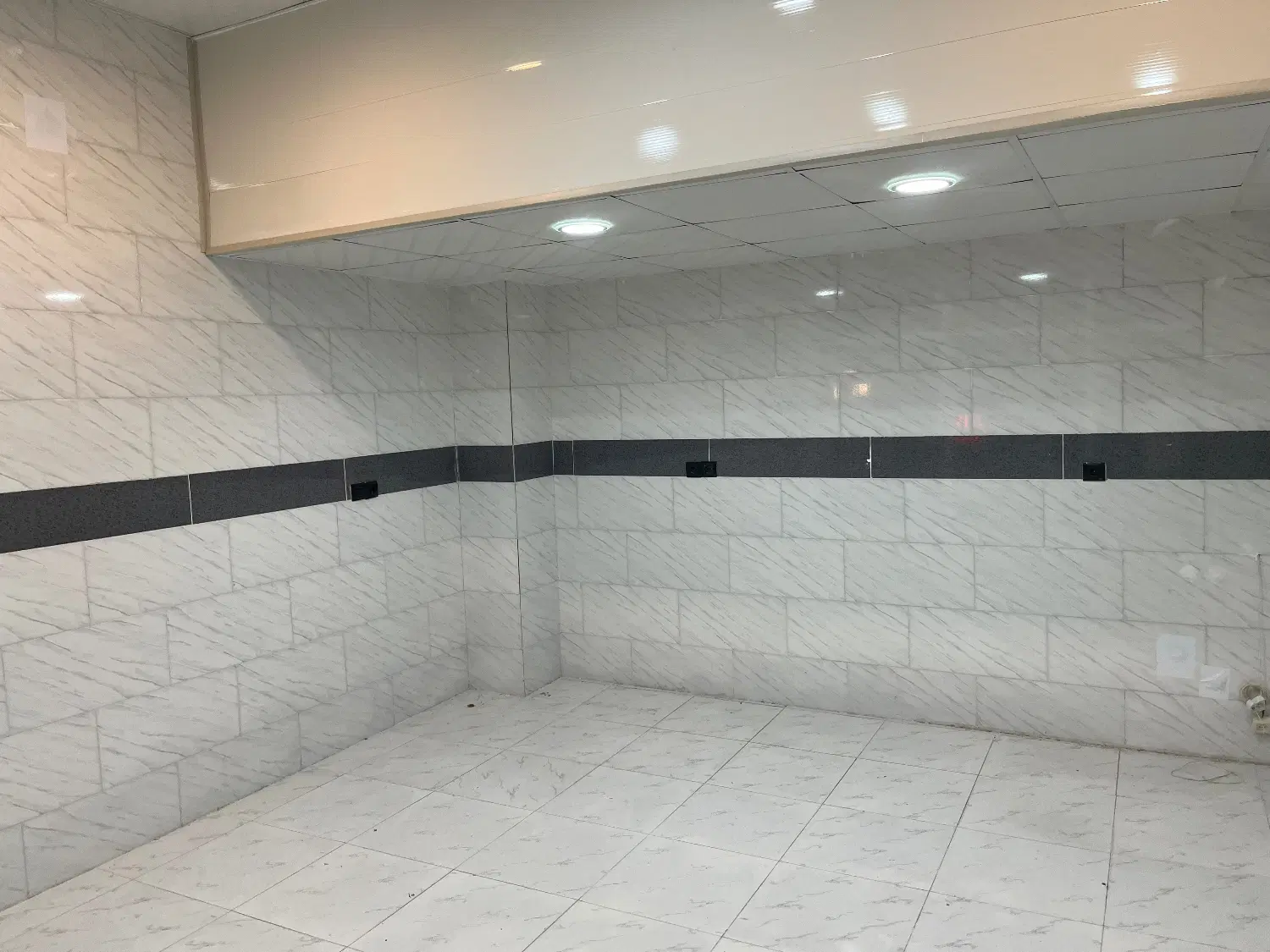 مغازه بر خیابان اصلی برق