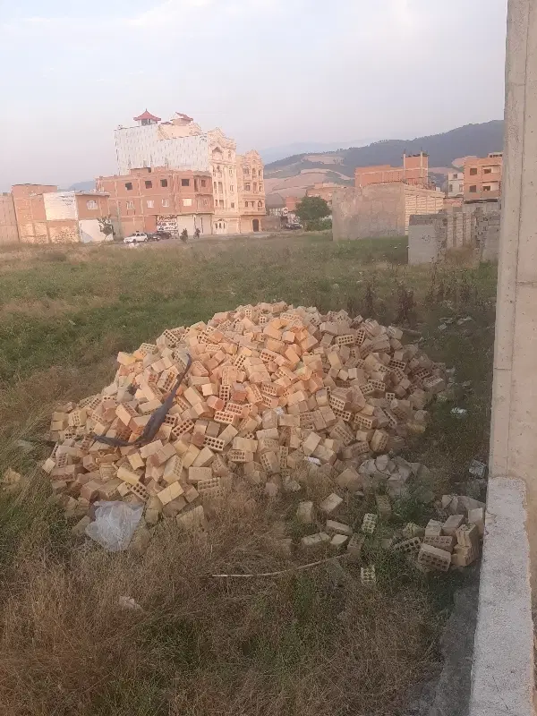 زمین در ۲۰ متری معلم