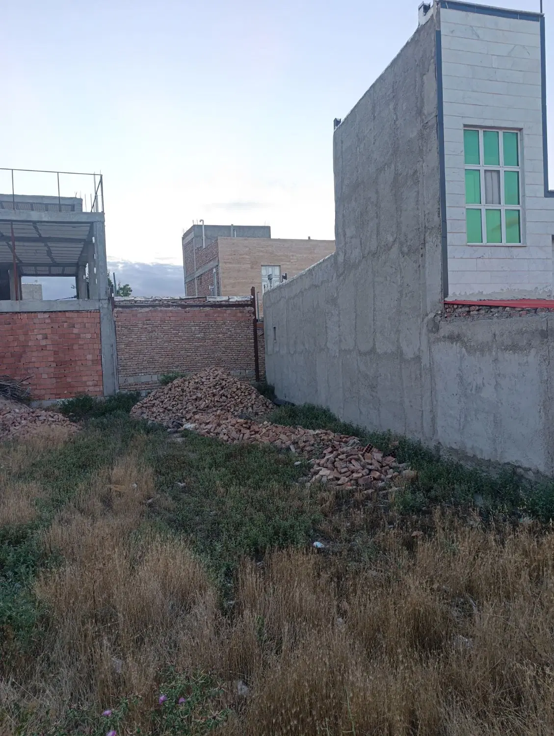 زمین 100 متری