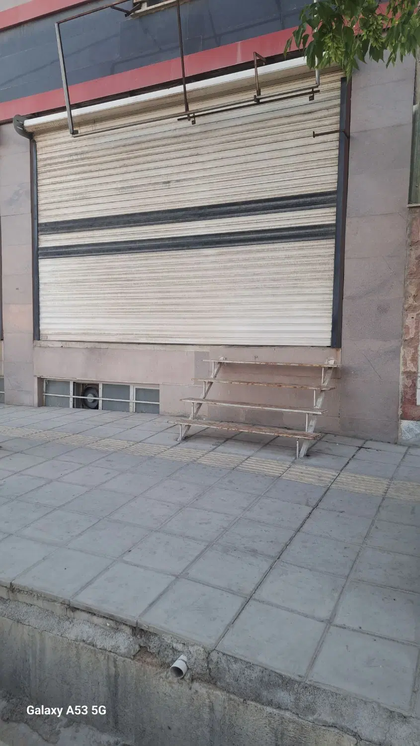 مغازه ۴_۱۹ روی خیابان اصلی