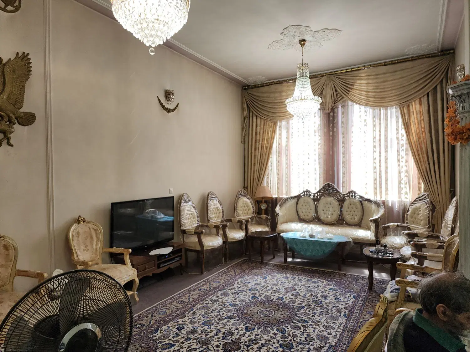 سجاد نبش بهارستان یک همکف ۱۶۰ متر