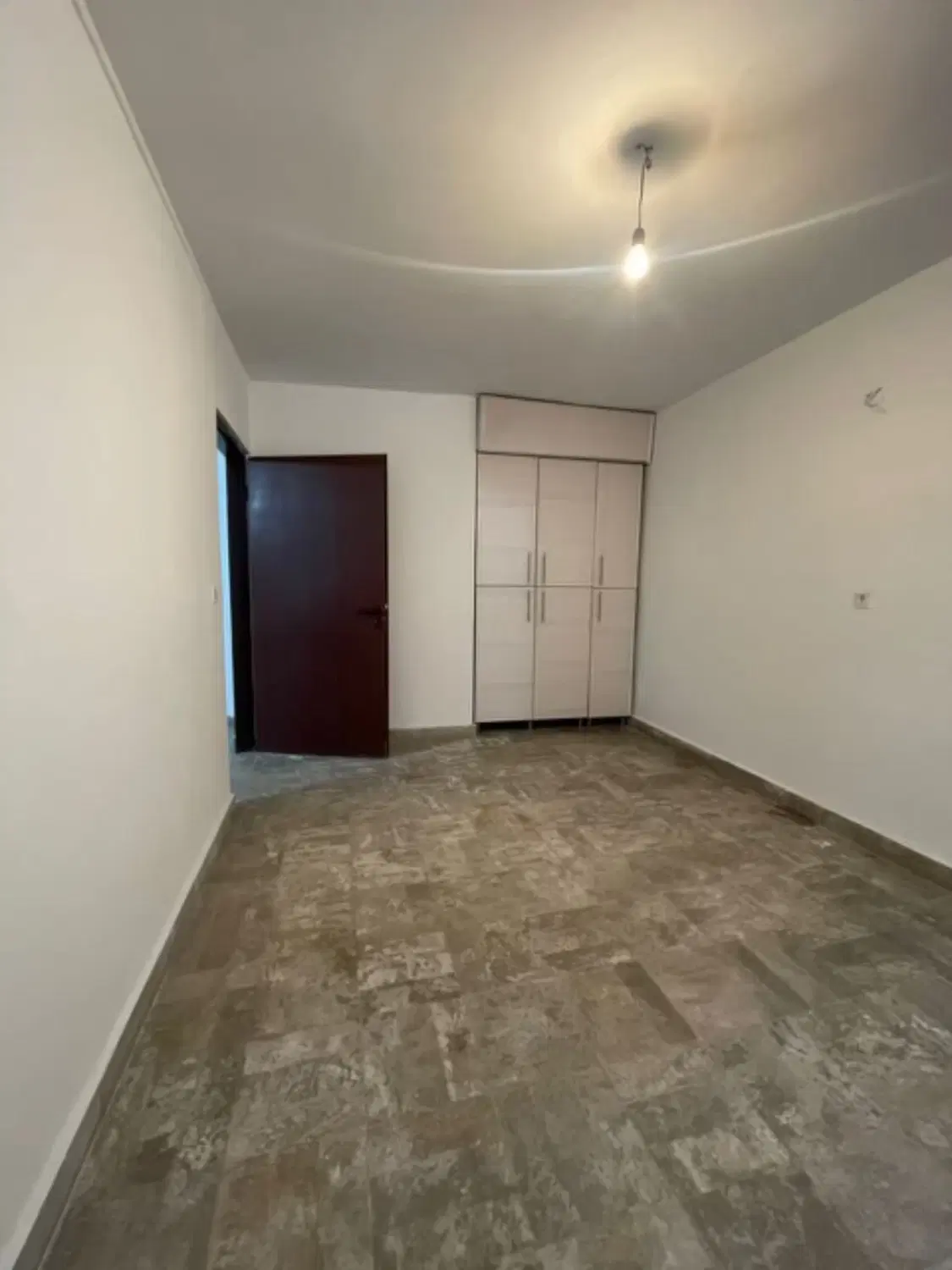 میرزای شیرازی شمالی ۹۰ متر زیر همکف