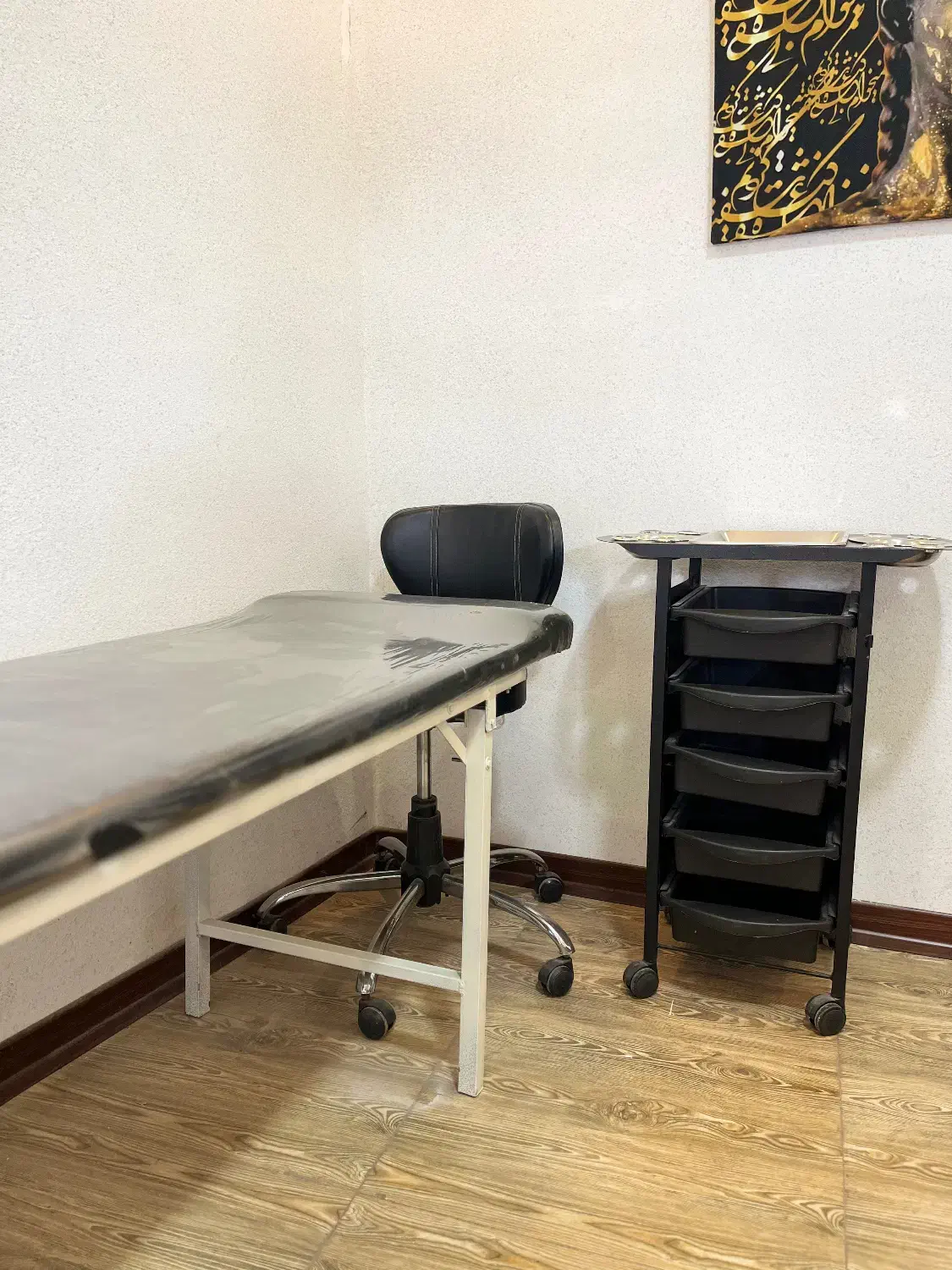 اجاره تخت مژه در سالن زیبایی