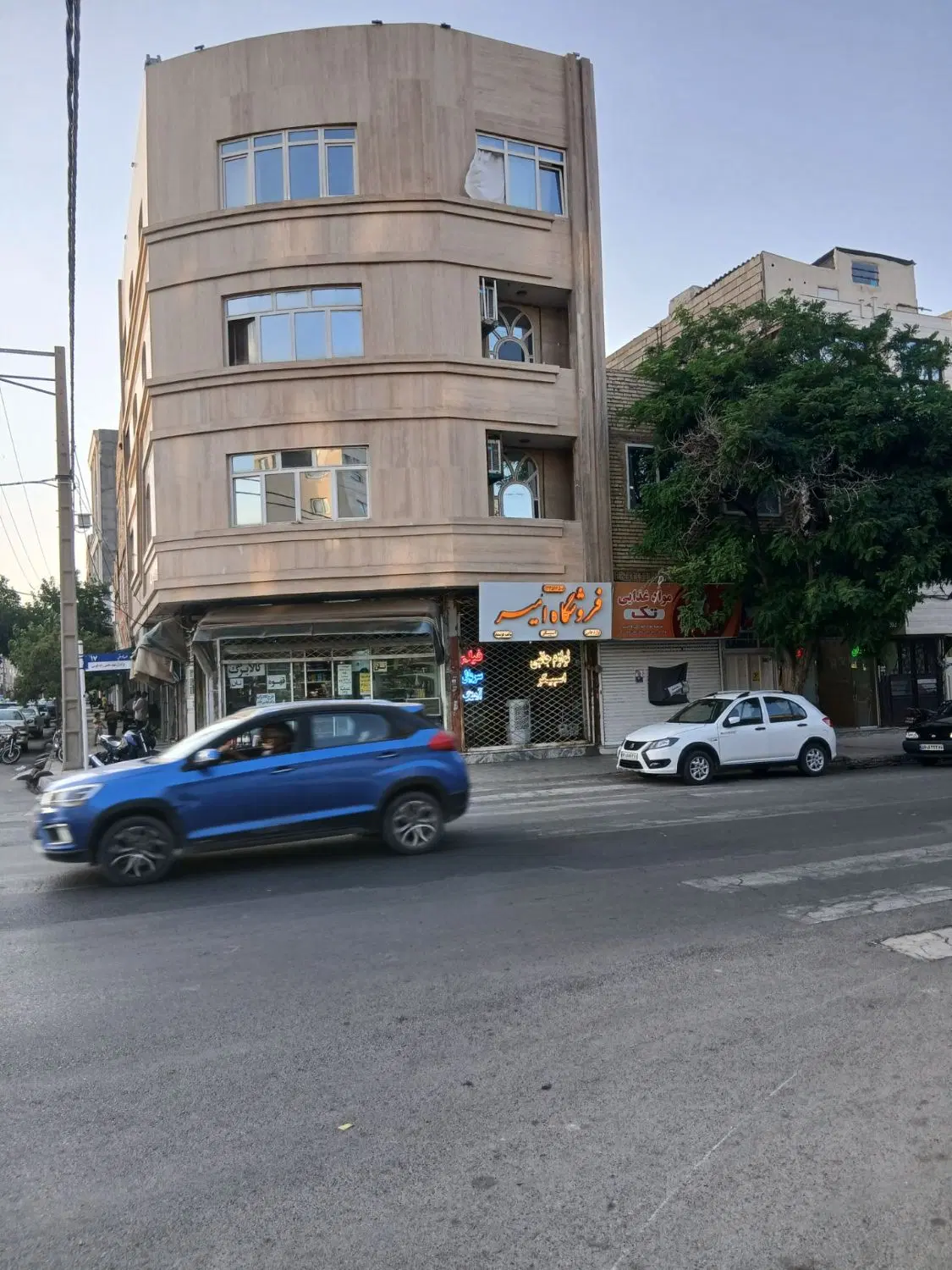 مغازه اجاره ای سر نبش صادقیه ۱۷ پنج تن