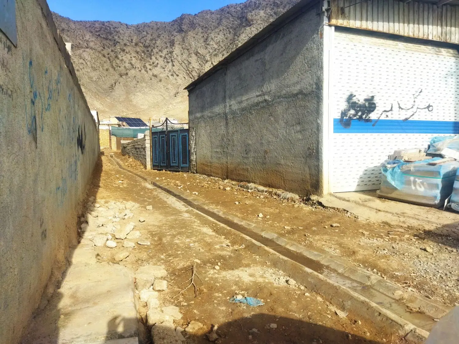 چنگایی زمین مسکونی و دو مغازه جلوی خیابان اصلی