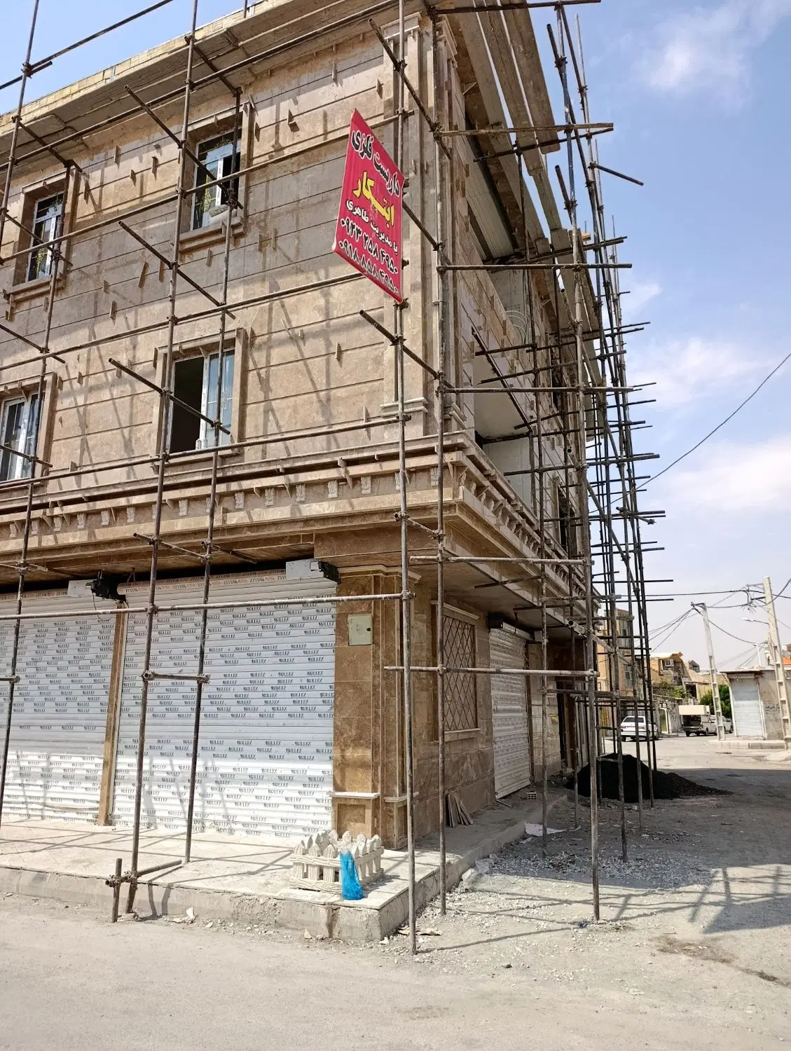 اپارتمان دو طبقه هر طبقه 110 متر با 95متر مغازه