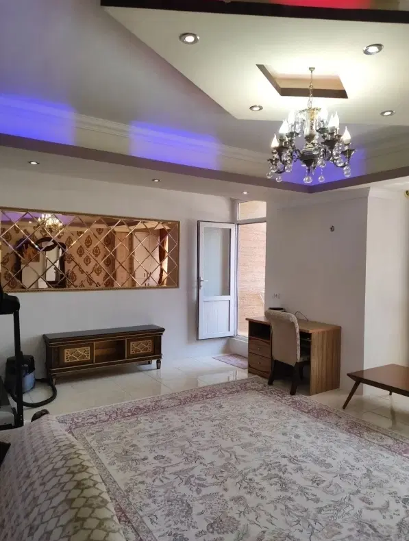 هم خانه خانم