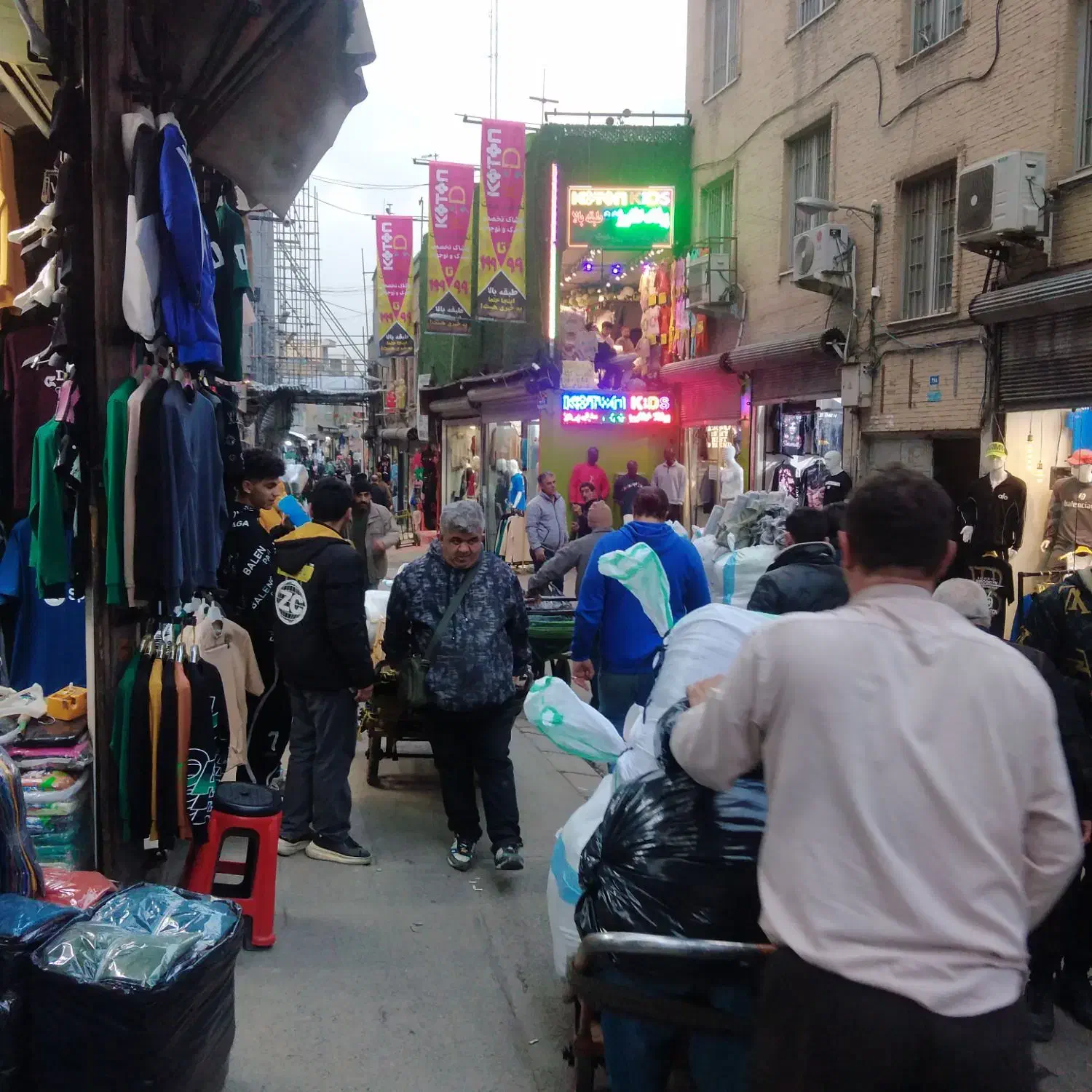 اجاره  دفتر فروش و انبار  وسط بازار