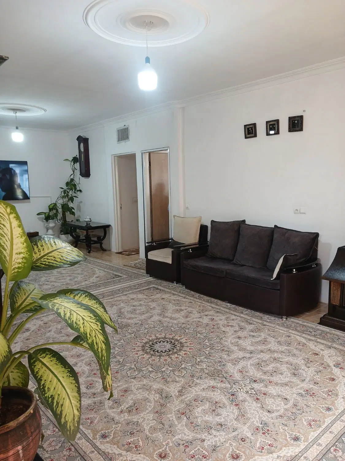 خانه ویلایی با مغازه در هشتگرد خیابان دی
