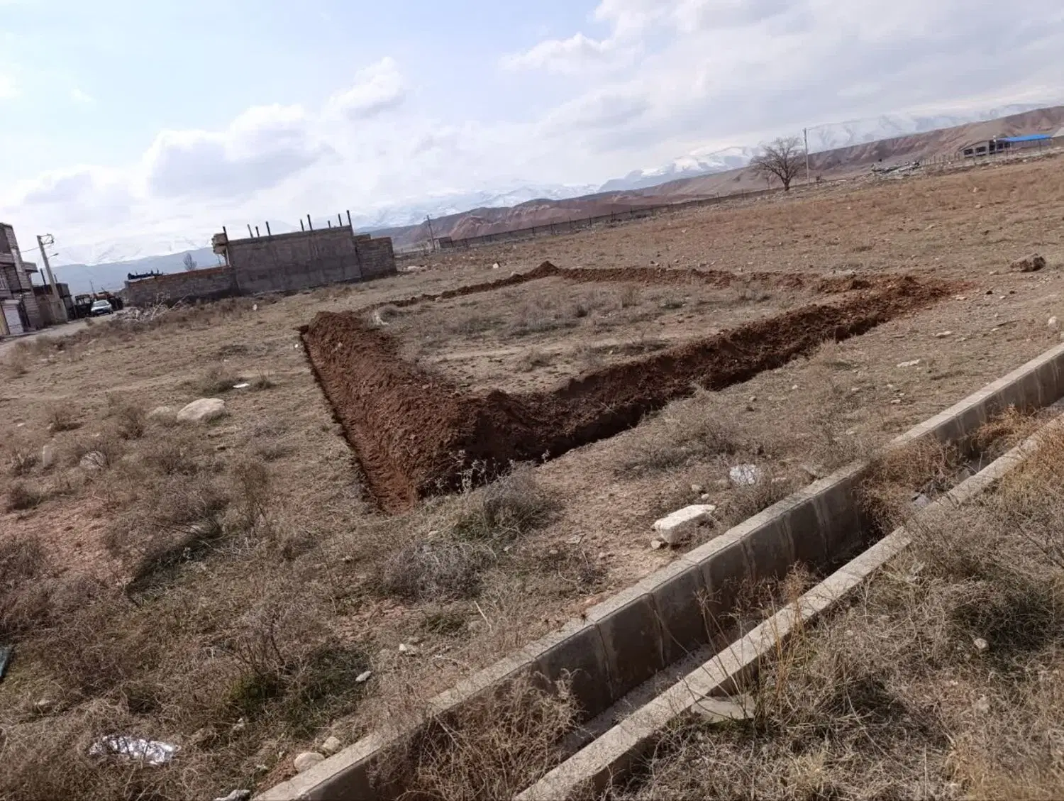 زمین مسکونی در خیابان 16 متری مسکونی وتجاری