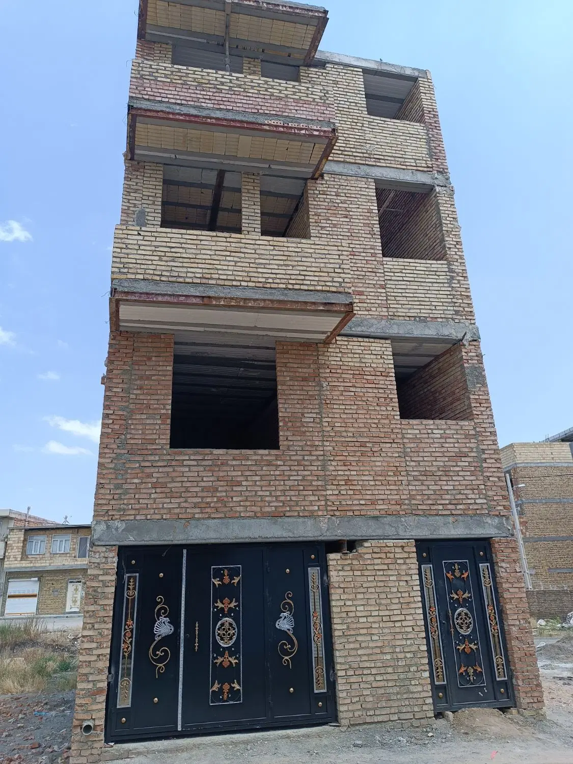 فروش  ۳طبقه ساختمان نیمه کاره با مجوز رسمی