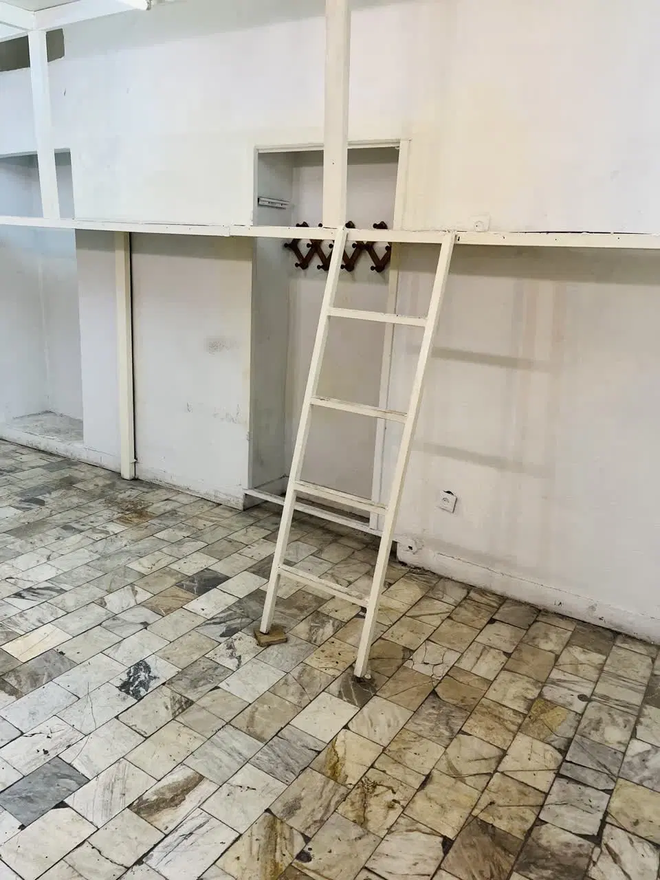 کارگاه خیاطی همراه با میز برش هوایی