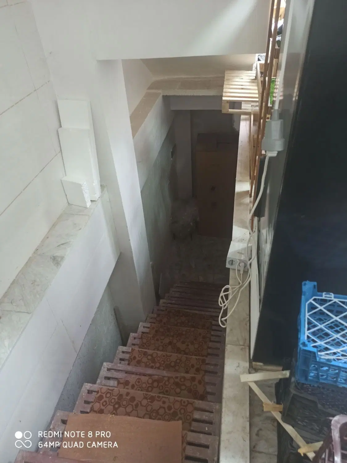 مغازه ساحلی با انباری