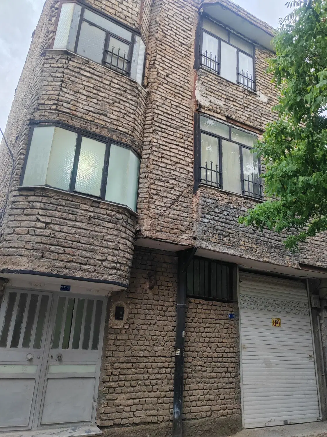 خانه ویلایی دوطبقه و نیم پارکینگ دار، حیاط دار