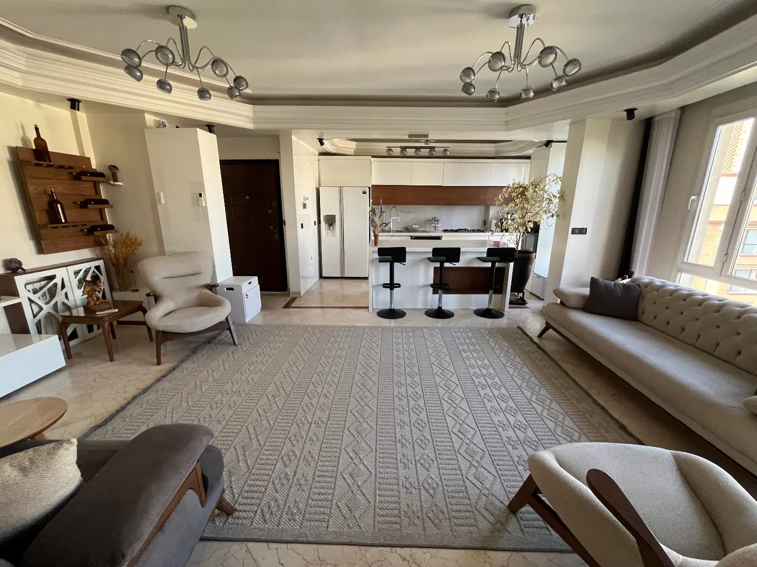 ۸۵ متر فول امکانات با بالکن خیابان مدبر