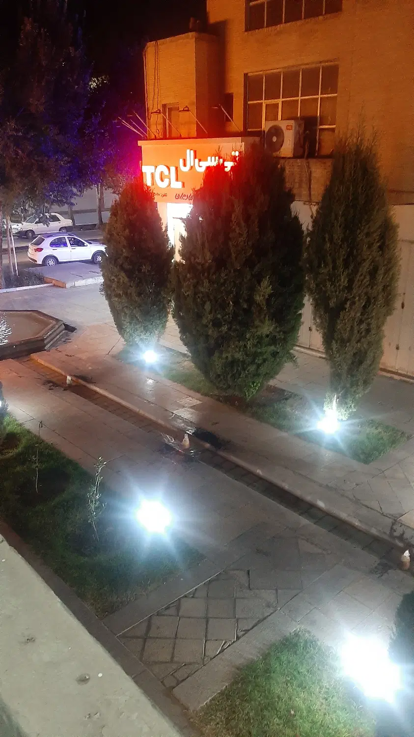 یک باب مغازه در خیابان هاتف