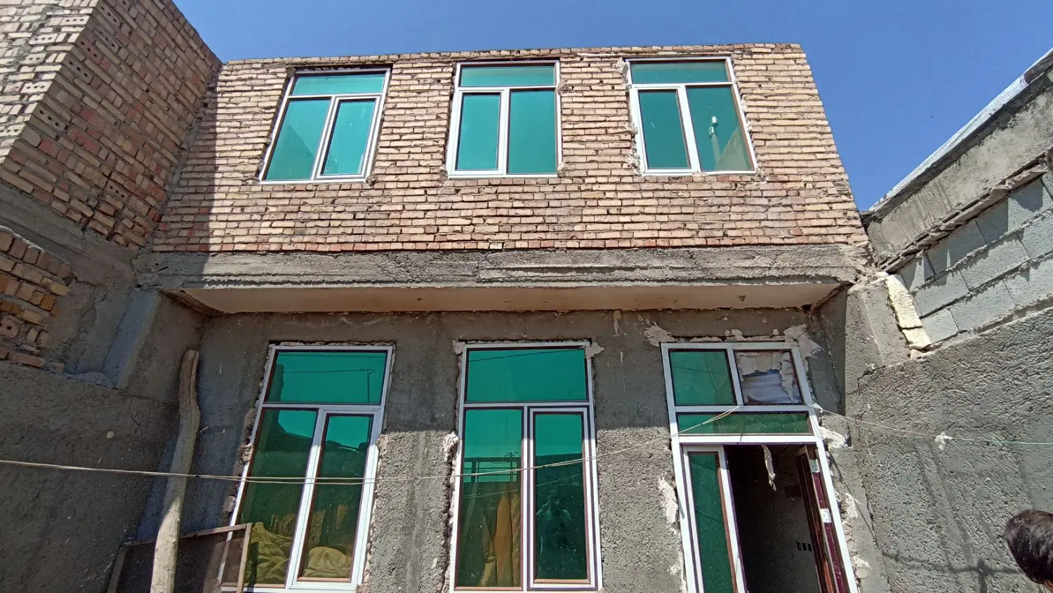 خانه نیمه ساخته دو طبقه