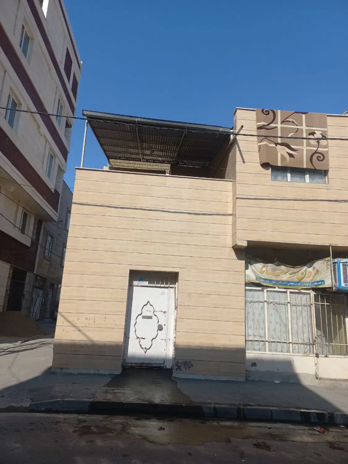 ۹۰ متر ویلایی بحر خیابان با مغازه ی تجاری