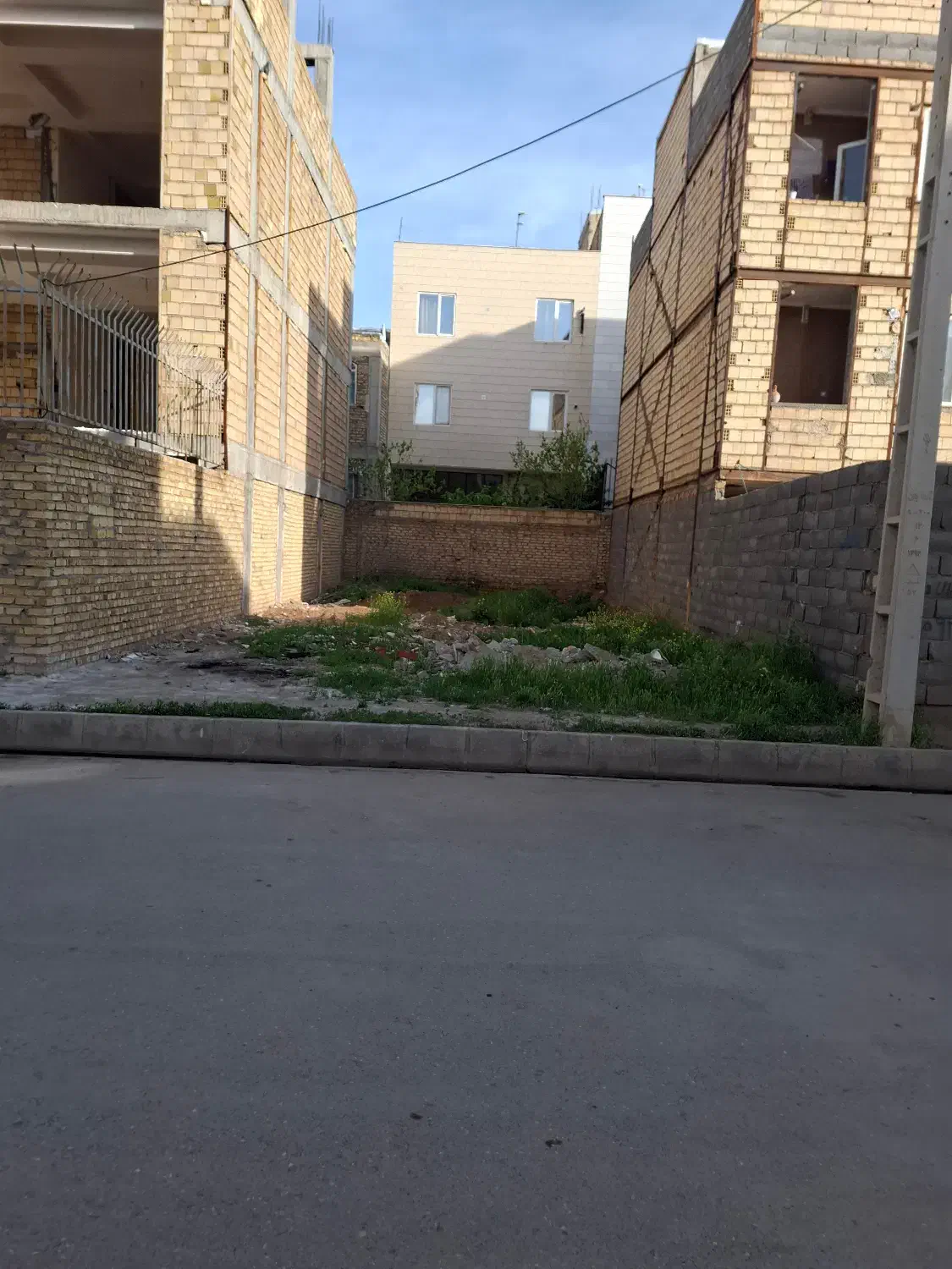 زمین در هشت بهشت اقبالیه