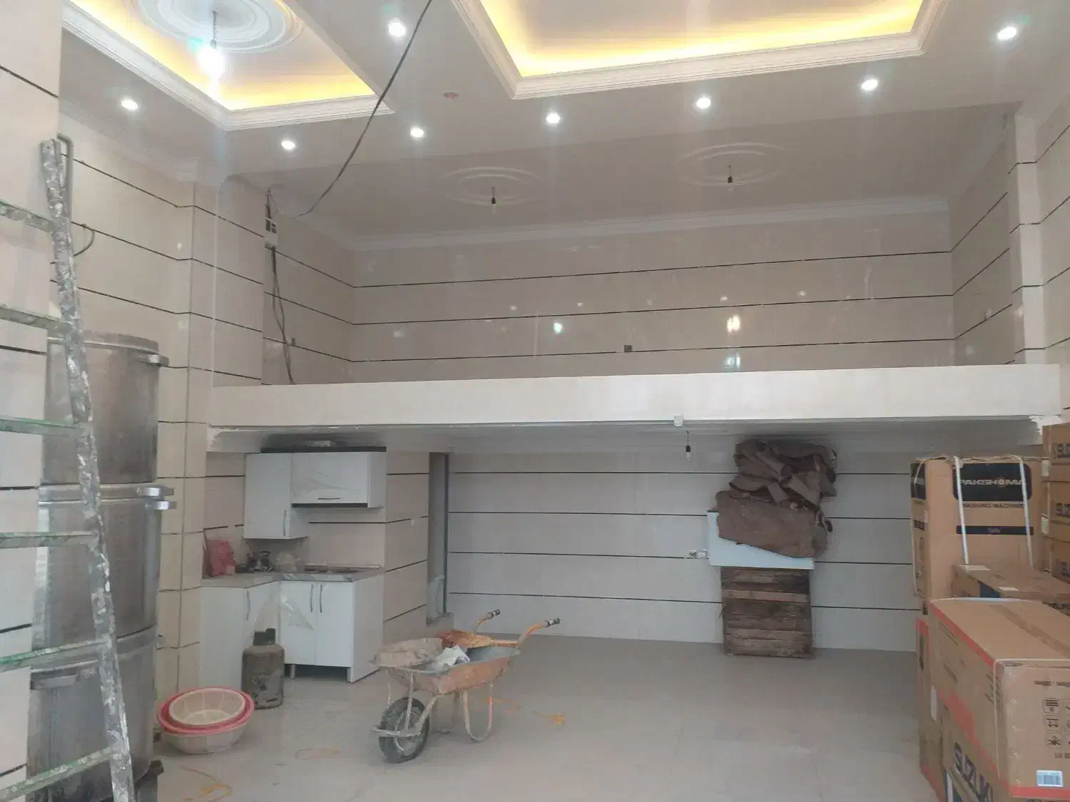 مغازه ۶۰متر همکف ۱۸متر بالکن و ۷۰متر واحدمسکونی