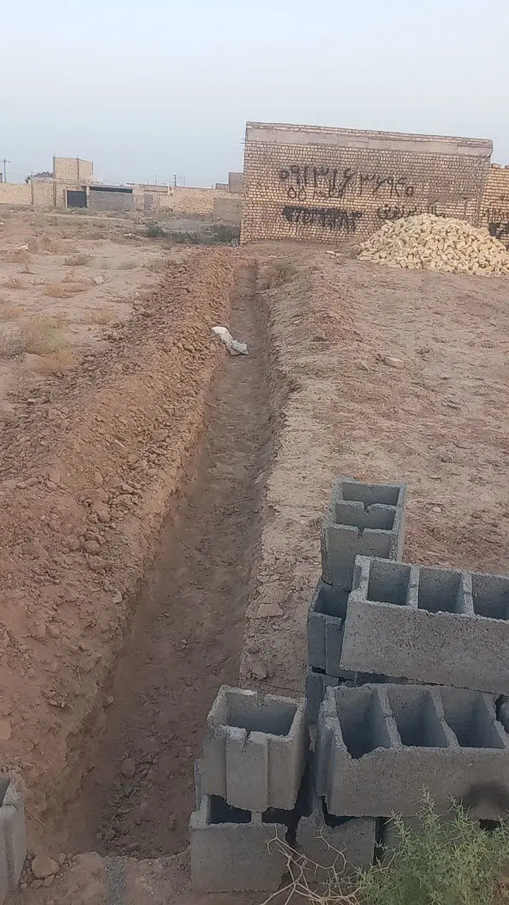 زمین دیوارکشی شده درب دارد