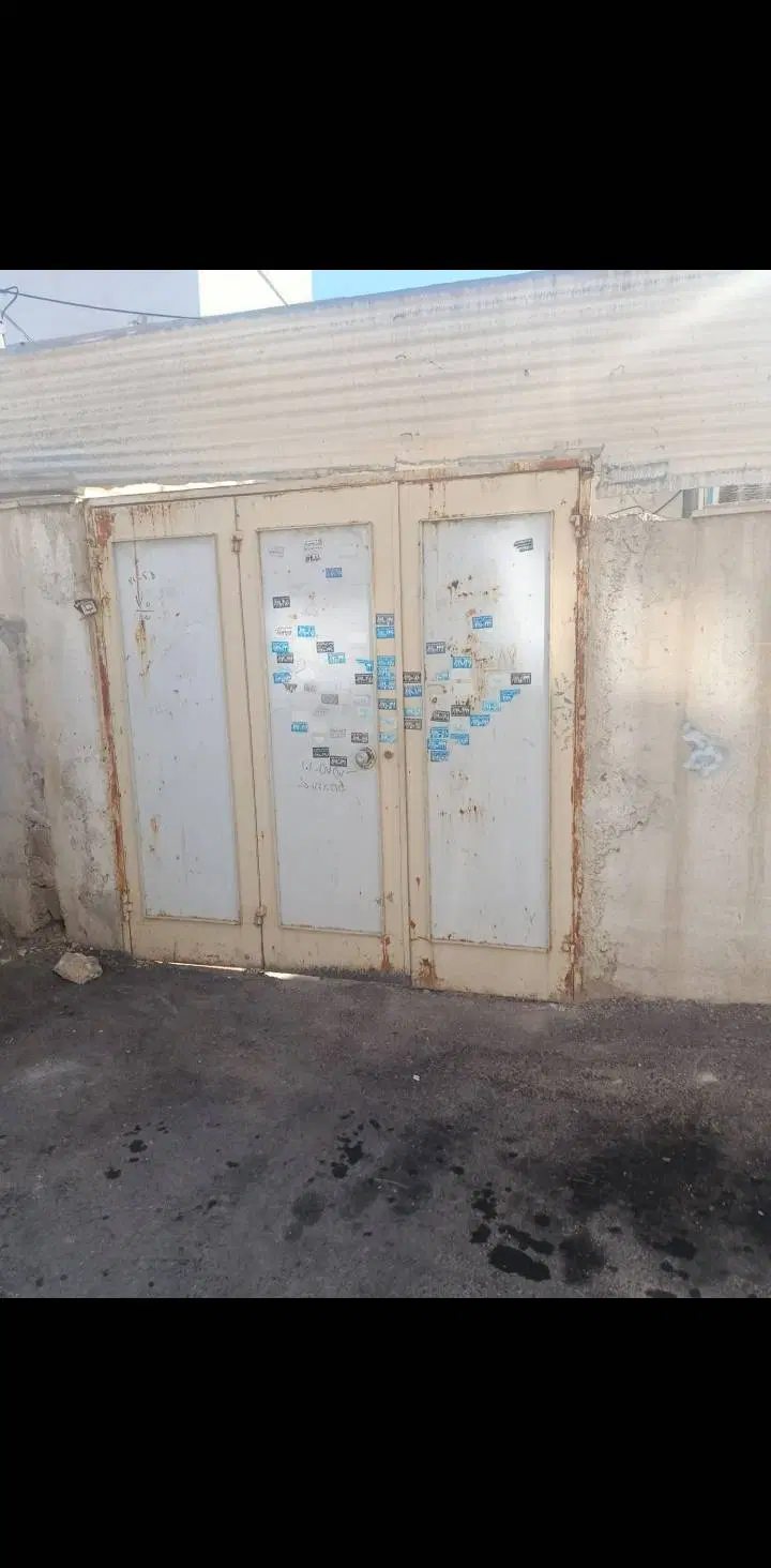 فروش منزل ۳۰سال ساخت درب از حیاط