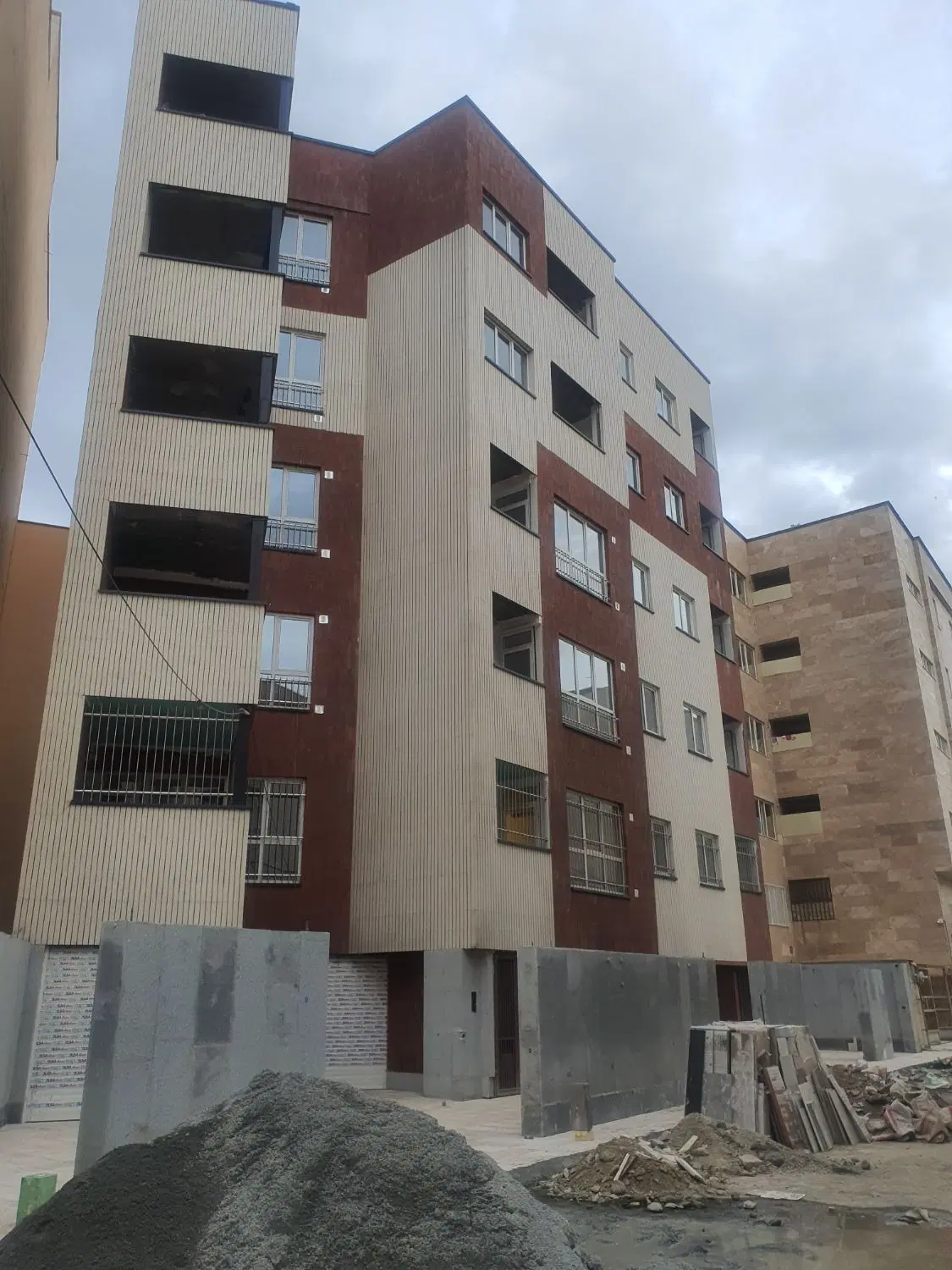 فروش آپارتمان ۱۱۵ متری شهرک بهشتی طبقه ۵