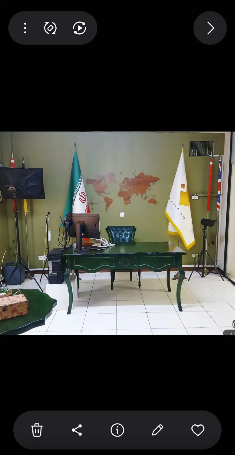 یک اتاق مبله اداری از مجموعه وکالتی مهاجرتی
