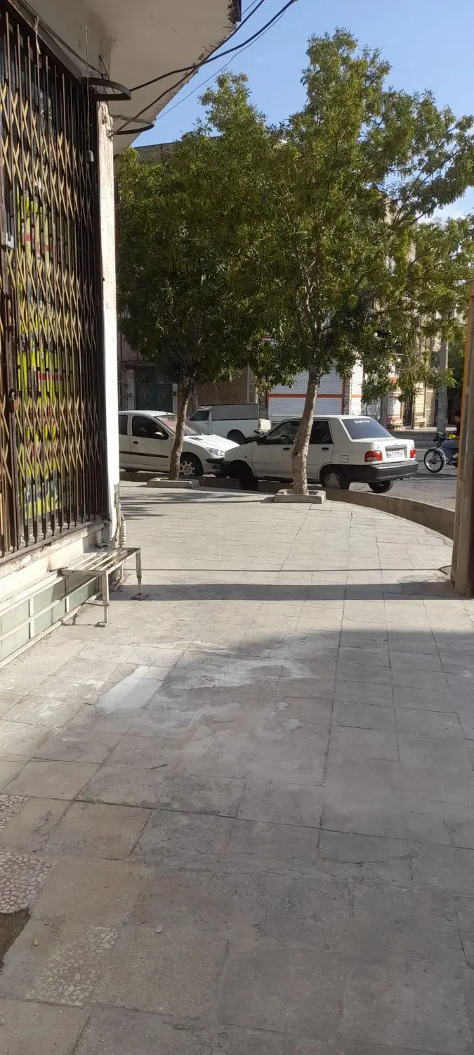 مغازه بیست متر ترو تمیز نبش دو بیست متری