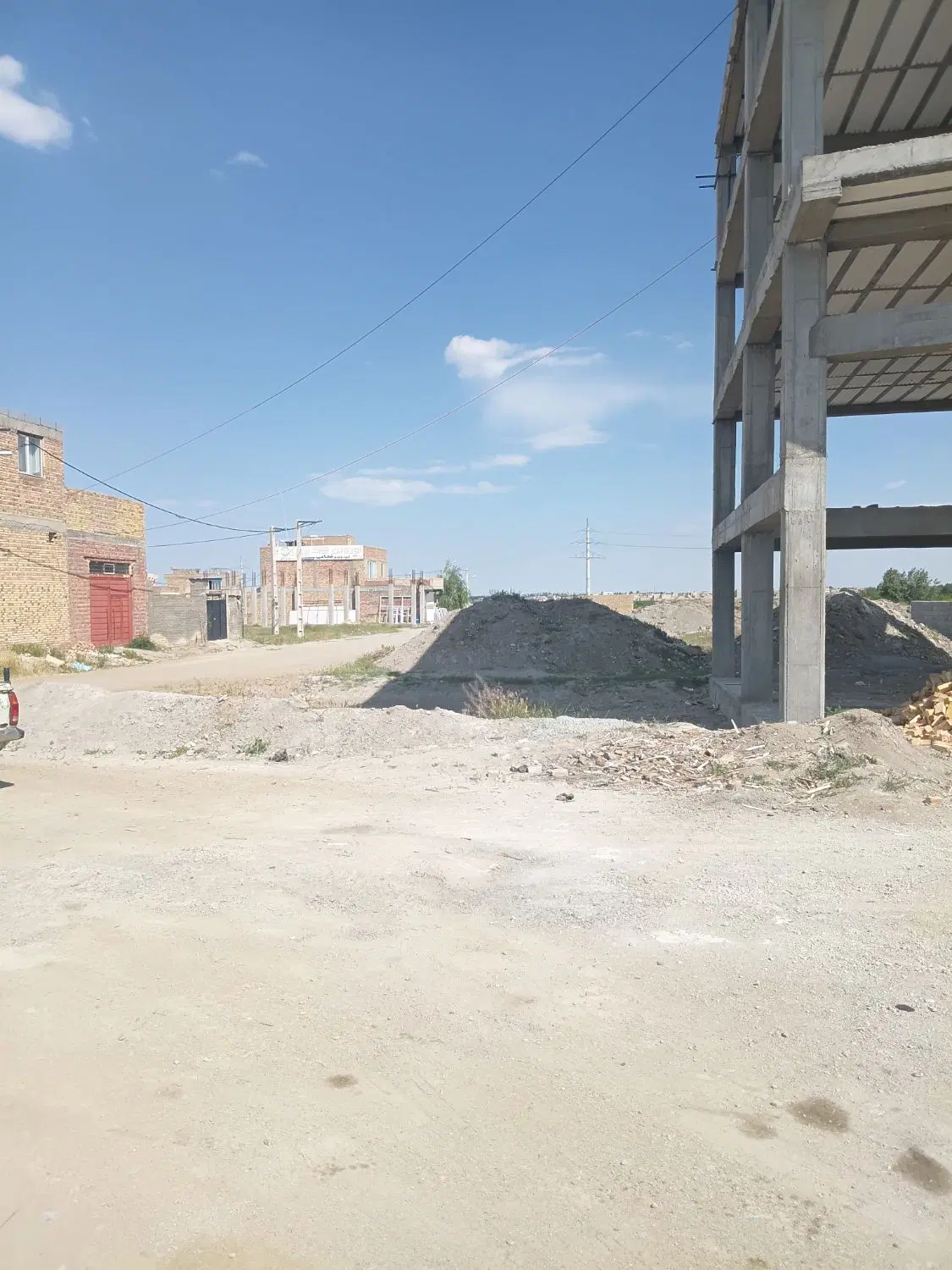 زمین اول بر جاده تکالو تجاری مسکونی