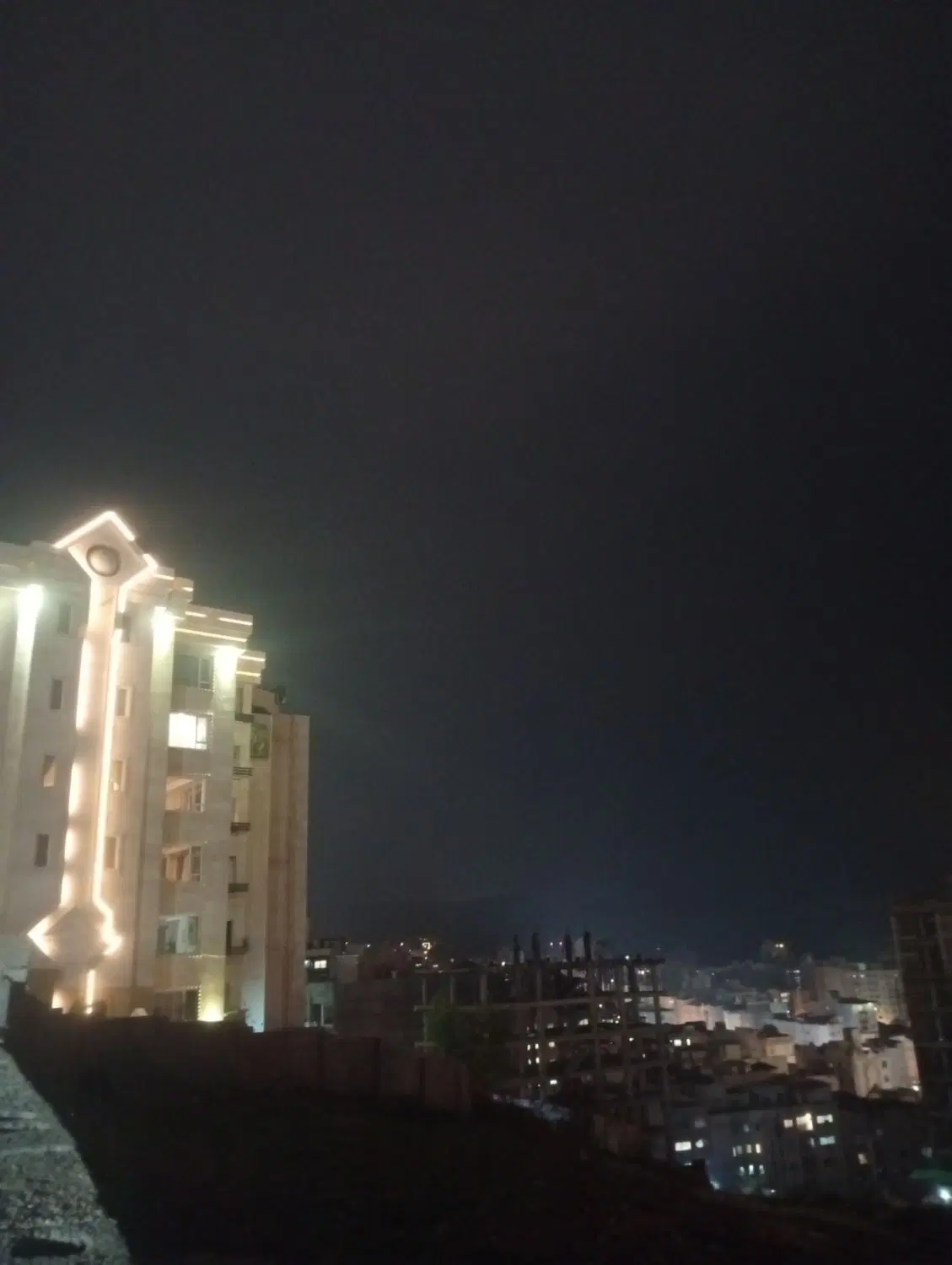 مغازه نبش. خیابون مرکز شهر