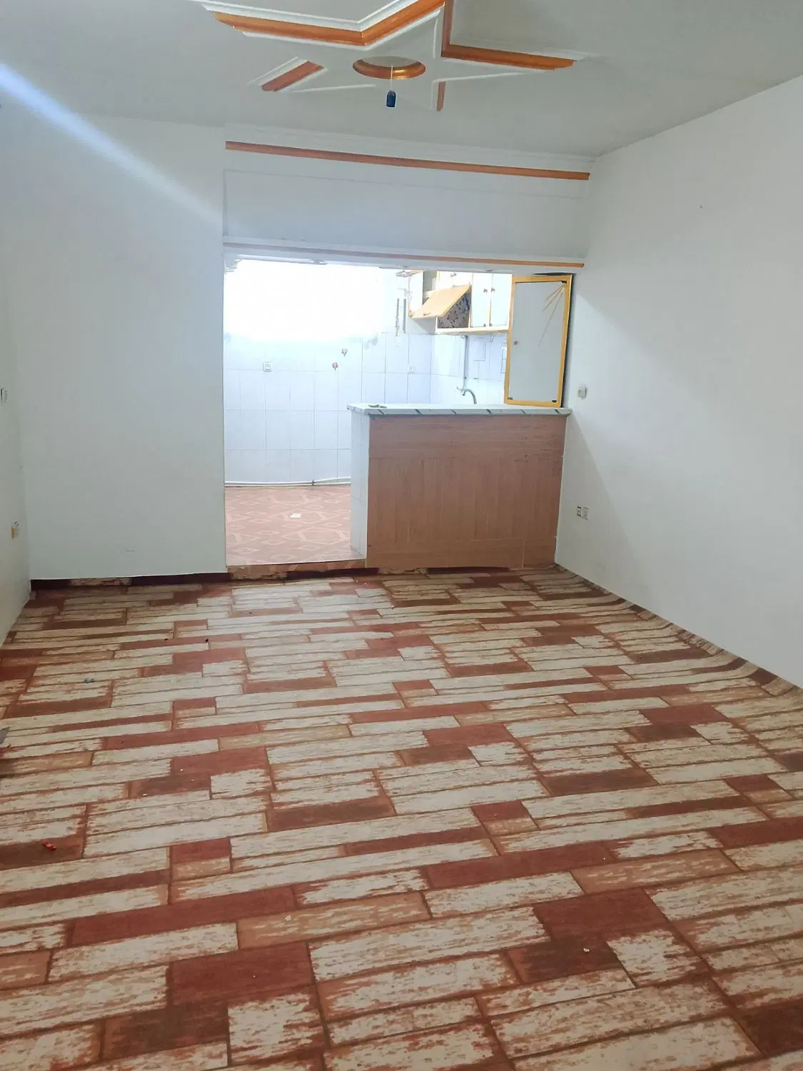 خانه یک طبقه و نیم زیر قیمت منطقه