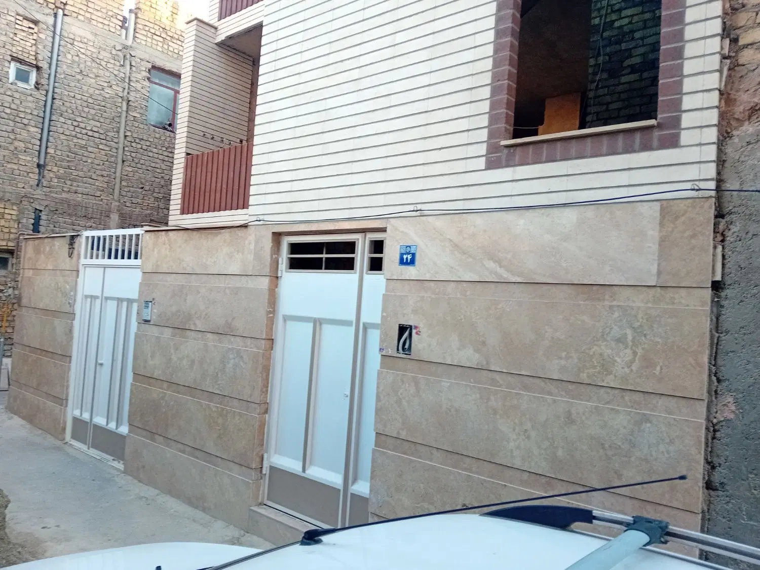 خانه ویلایی رهنان دوطبقه و یک سوئیت طبقه سوم