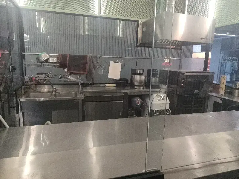 مغازه ۵۰ متری کافه ورزشی داروخانه