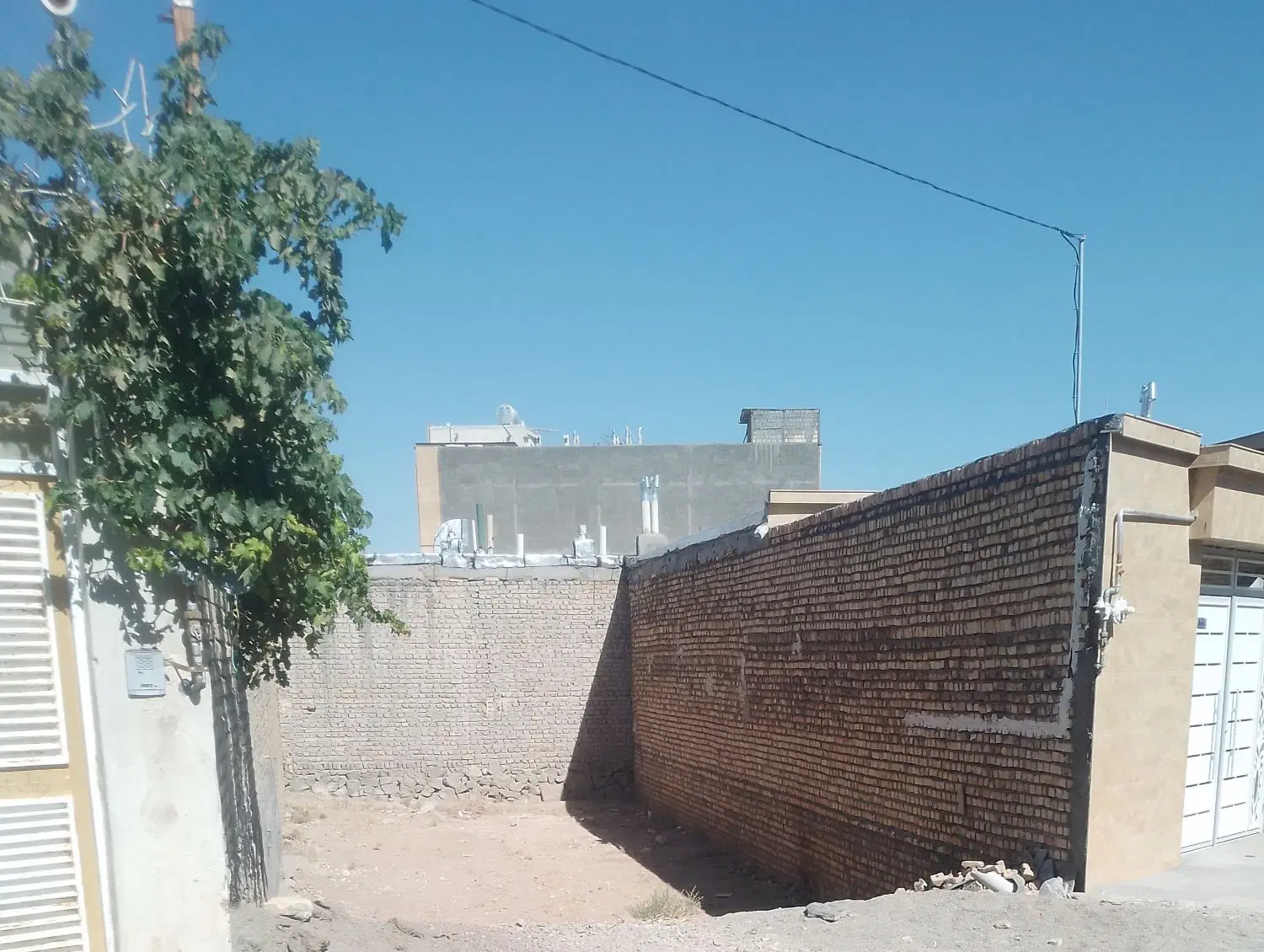 زمین امامت پروانه دار
