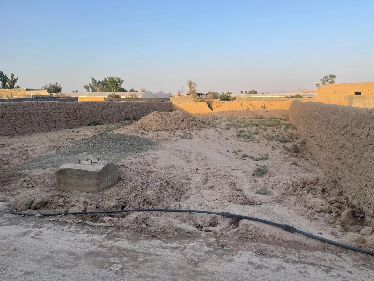 زمین چهار دیواری به عرض ۲۰ و طول ۲۵