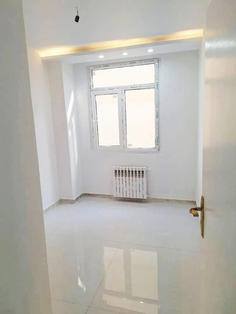 ۹۰ متر آپارتمان چهارباغ غربی مالک هستم
