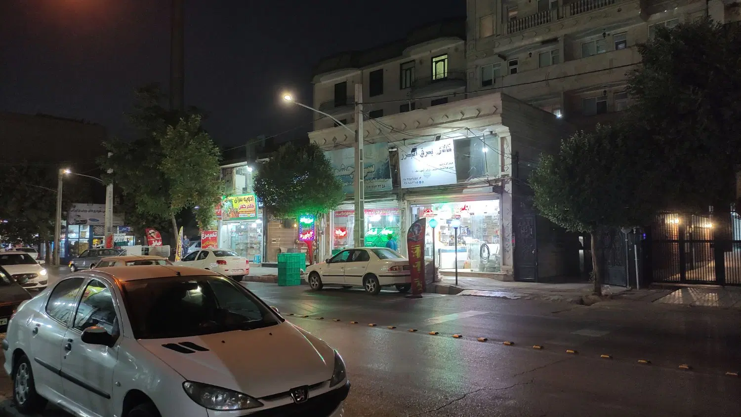 فروش مغازه۳۰+زیرزمین ۳۰+بالکن۱۵+دو پارکینگ اختصاصی