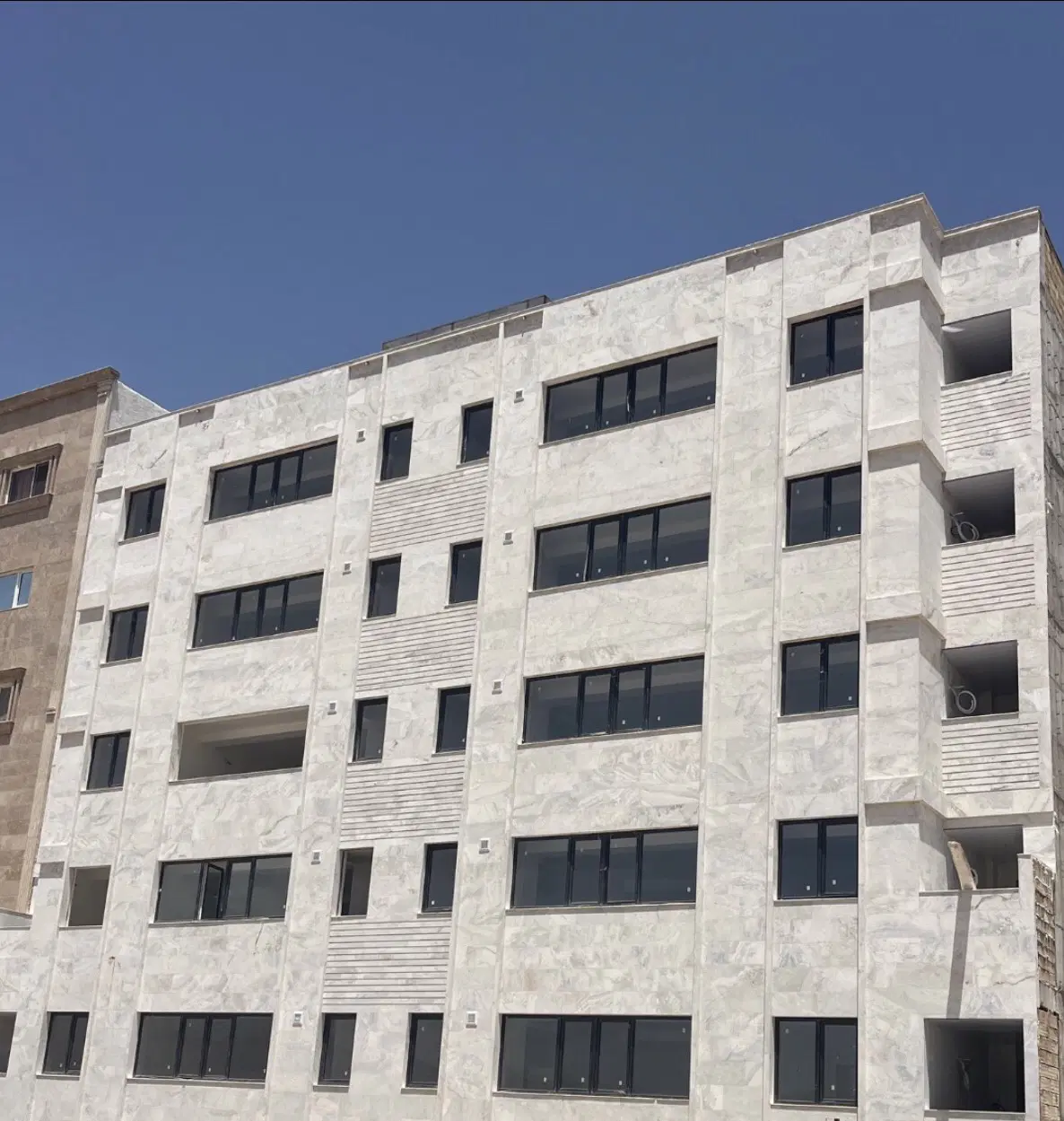 فروش واحد مسکونی شخصی ساز ۱۳۰ متری