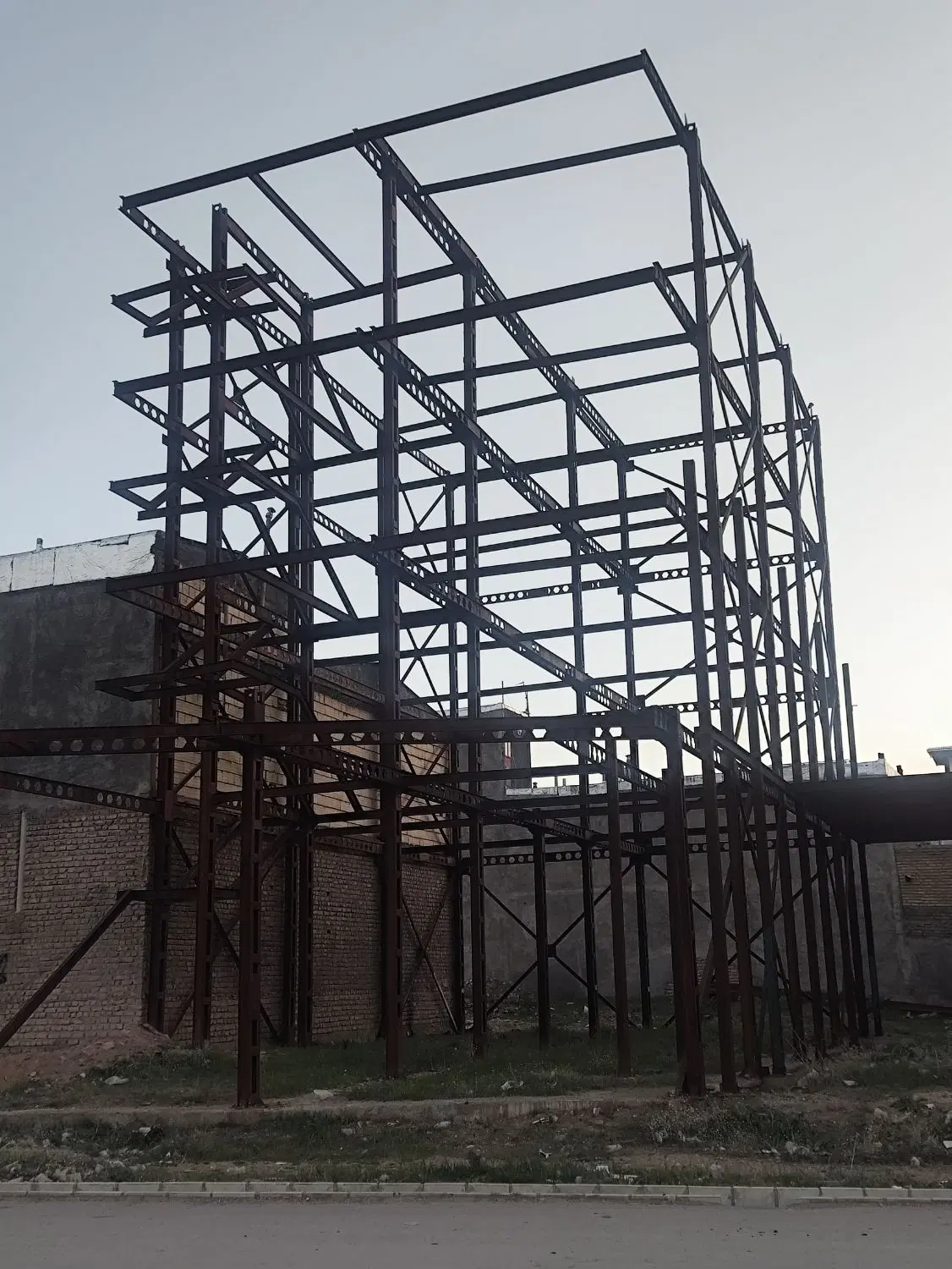 اسکلت چهار طبقه بر خیابان
